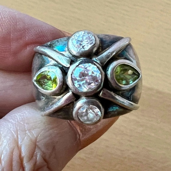 VINTAGE ARTISAN X DESIGN STERLING SILVER PERIDOT &WHITE TOPAZ WIDE BAND RING